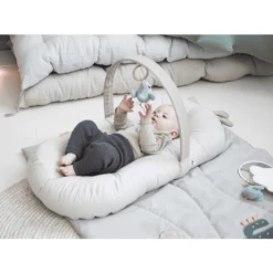 Done By Deer ™ Nido Para Bebé Con Arco De Actividades Raffi Sand -Bebé Muebles Tienda done by deer nido para bebe con arco de actividades raffi sand a337827 3